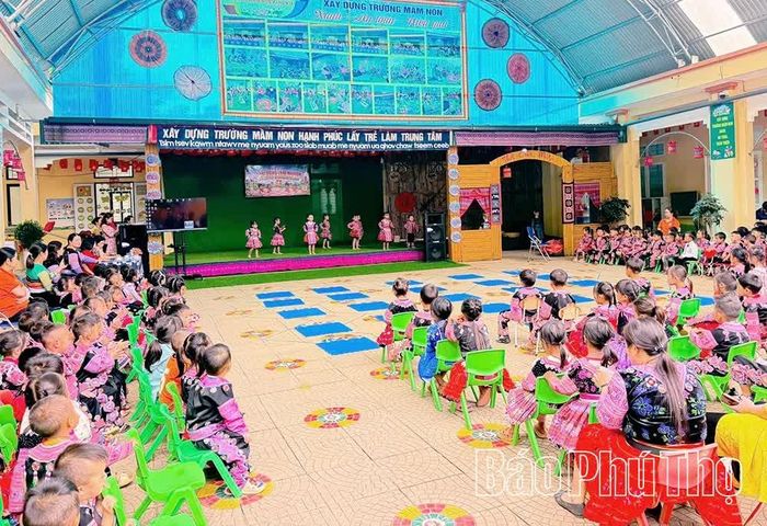 Các bé Trường Mầm non Pà Cò hứng thú tham gia Hội thi “Rung chuông vàng”, hoạt động giúp trẻ vùng đồng bào DTTS nâng cao vốn tiếng Việt và phát triển kỹ năng.