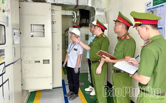 Phòng Cảnh sát PCCC&CNCH, Công an tỉnh Phú Thọ kiểm tra hệ thống điện tại doanh nghiệp trong Khu Công nghiệp Khai Quang (phường Vĩnh Phúc).