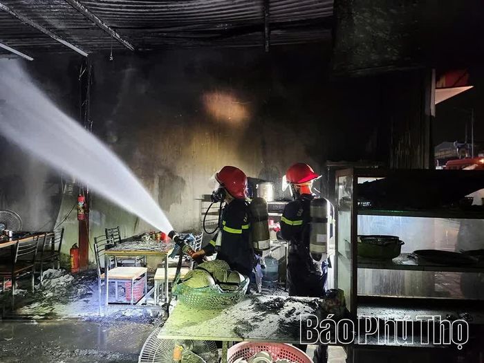 Lực lượng Cảnh sát PCCC&CNCH, Công an tỉnh Phú Thọ khống chế vụ cháy quán ăn tại phường Vĩnh Phúc có nguyên nhân do chập điện.