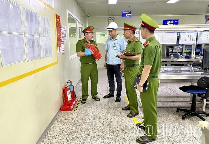 Phòng Cảnh sát PCCC&CNCH, Công an tỉnh Phú Thọ kiểm tra công tác đảm bảo an toàn PCCC tại Công ty Jahwa Vina.
