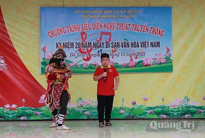 Việc truyền dạy cho các em học sinh góp phần gìn giữ, phát huy loại hình nghệ thuật hát tuồng bội ở xã Bố Trạch - Ảnh: P.V