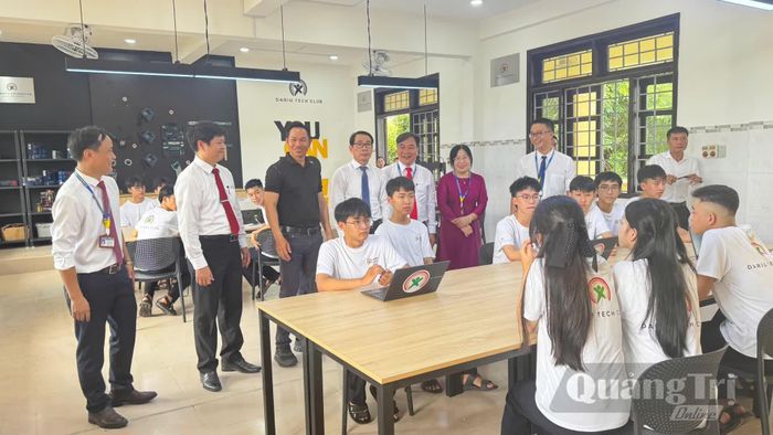 Các đại biểu tham quan phòng "Không gian sáng chế" - Ảnh: M.T