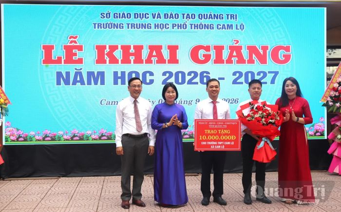 Đồng chí Phạm Thị Minh Huệ, Chủ nhiệm Ủy ban kiểm tra Tỉnh ủy tặng quà động viên thầy và trò Trường THPT Cam Lộ nhân dịp năm học mới - Ảnh: T.P