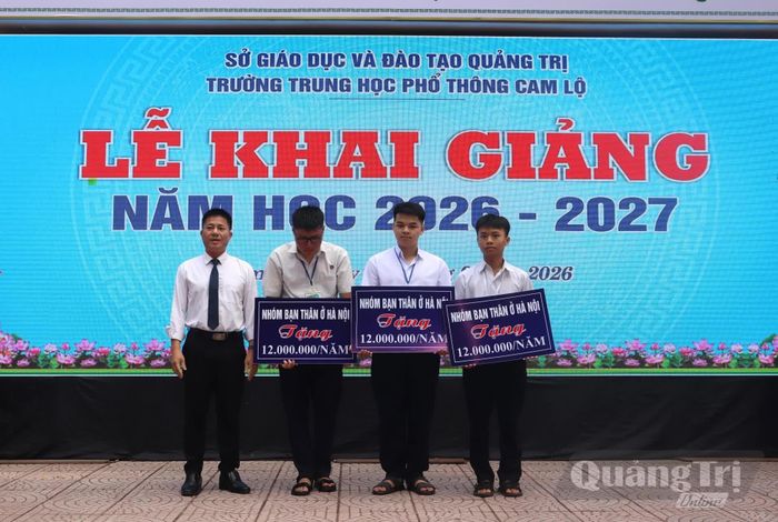 Đại diện Ban Giám hiệu nhà trường trao học bổng cho học sinh - Ảnh: T.P