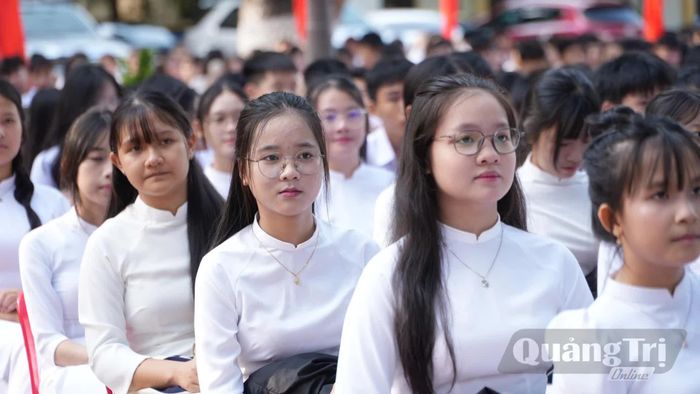 Học sinh Trường THPT Vĩnh Linh trong ngày khai giảng - Ảnh: M.T