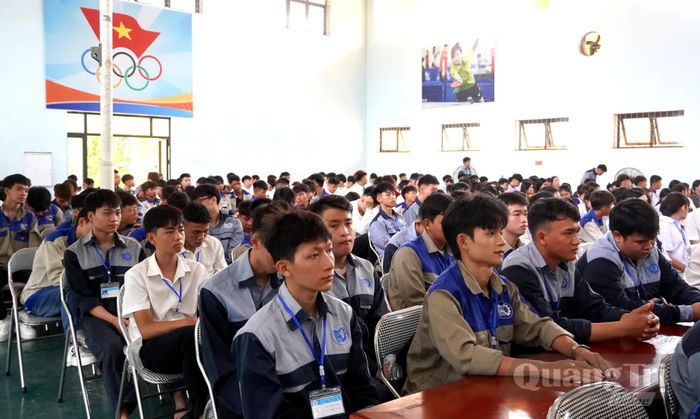 Học sinh, sinh viên tham dự lễ khai giảng - Ảnh: H.Tr