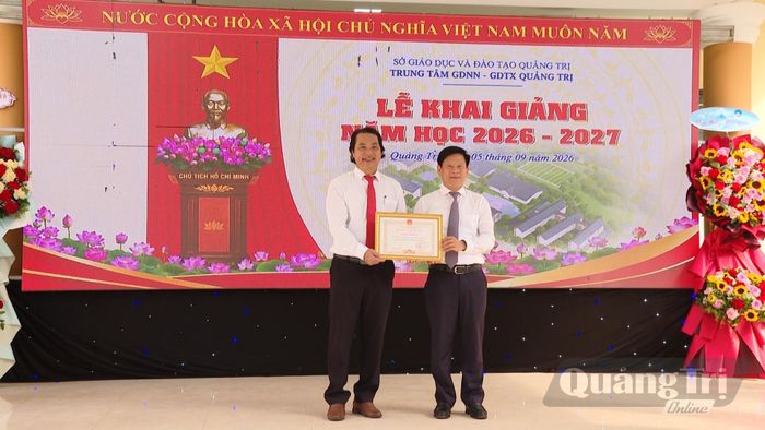 Đồng chí Lê Vĩnh Thế, Chánh Văn phòng Tỉnh ủy trao tặng bằng khen của Chủ tịch UBND tỉnh cho Trung tâm GDNN-GDTX Quảng Trị - Ảnh: Đ.A