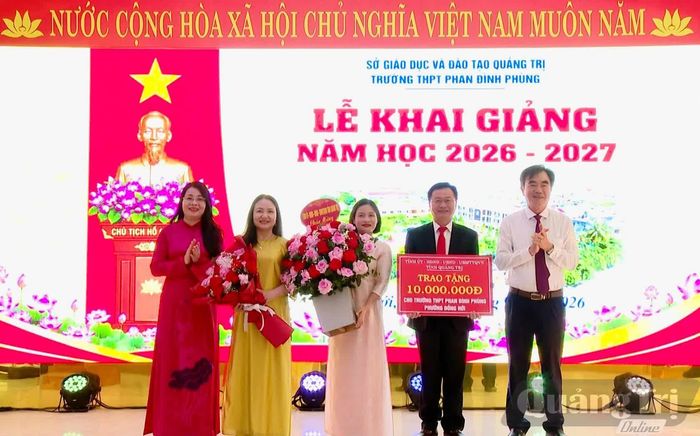 Đồng chí Nguyễn Lương Bình, Trưởng ban Tổ chức Tỉnh ủy tặng quà cho Trường THPT Phan Đình Phùng - Ảnh: H.N