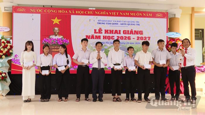 Đồng chí Lê Vĩnh Thế, Chánh Văn phòng Tỉnh ủy và lãnh đạo Trung tâm GDNN-GDTX Quảng Trị trao học bổng cho học viên vượt khó học giỏi - Ảnh: Đ.A