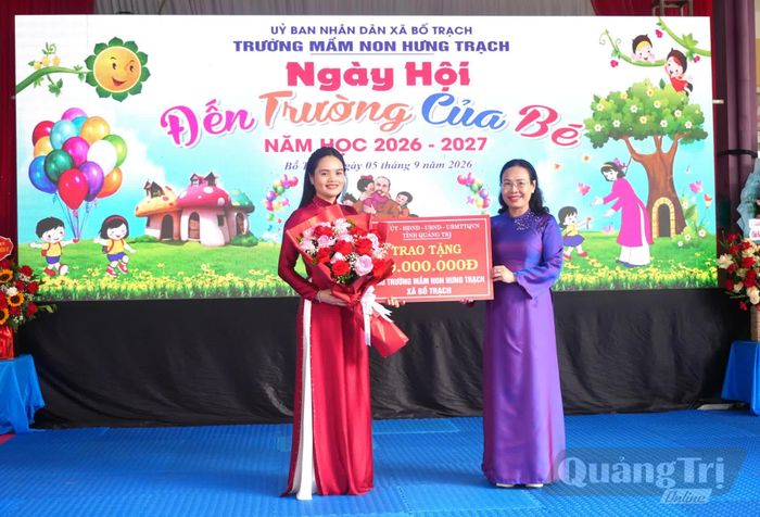 Đồng chí Phạm Thị Hân, Phó Chủ tịch Thường trực HĐND tỉnh tặng hoa và quà động viên cô và trò Trường mầm non Hưng Trạch - Ảnh: T.Đ
