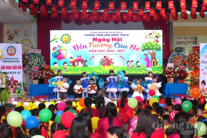 Quang cảnh lễ khai giảng năm học mới tại Trường mầm non Hưng Trạch, xã Bố Trạch - Ảnh: T.Đ