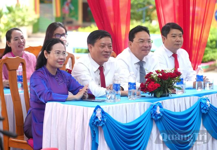 Đồng chí Phạm Thị Hân, Phó Chủ tịch Thường trực HĐND tỉnh dự lễ khai giảng, chung vui với cô và trò Trường mầm non Hưng Trạch - Ảnh: T.Đ