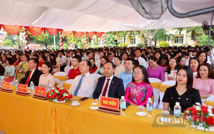 Các đại biểu tham dự lễ khai giảng tại Trường THPT Phan Đình Phùng - Ảnh: H.N