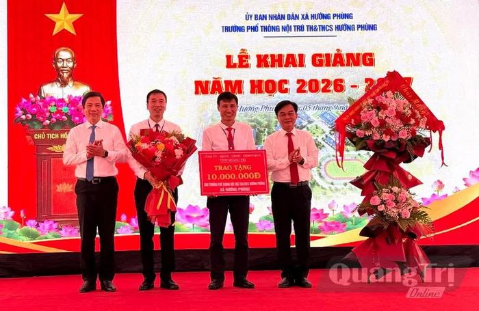 Đồng chí Nguyễn Chiến Thắng, Phó Bí thư Tỉnh ủy, Chủ tịch Ủy ban MTTQ Việt Nam tỉnh và đồng chí Hoàng Nam, Phó Chủ tịch Thường trực UBND tỉnh tặng quà của Tỉnh ủy, HĐND, UBND, Ủy ban MTTQ Việt Nam tỉnh động viên tập thể lãnh đạo, giáo viên và nhân viên nhà trường - Ảnh: N.L