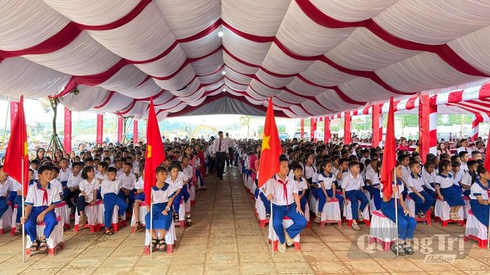Học sinh hân hoan đón chào năm học mới - Ảnh: N.L