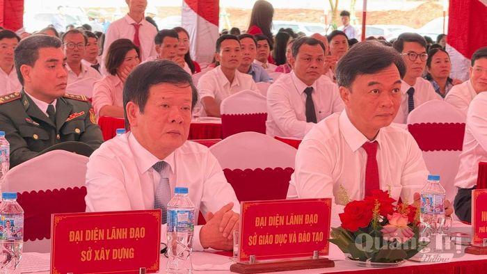 Đồng chí Nguyễn Chiến Thắng, Phó Bí thư Tỉnh ủy, Chủ tịch Ủy ban MTTQ Việt Nam tỉnh dự lễ khai giảng tại Trường phổ thông nội trú tiểu học và THCS Hướng Phùng - Ảnh: N.L