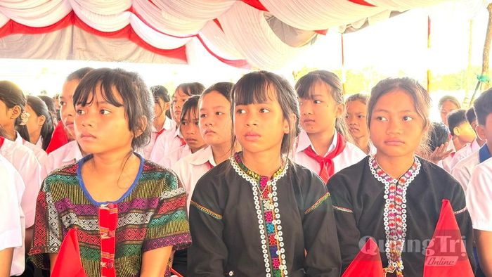 Học sinh đồng bào dân tộc thiểu số trong trang phục truyền thống tham gia lễ khai giảng - Ảnh: N.L
