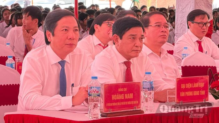 Đồng chí Hoàng Nam, Phó Chủ tịch Thường trực UBND tỉnh dự lễ khai giảng tại Trường phổ thông nội trú tiểu học và THCS Hướng Phùng - Ảnh: N.L
