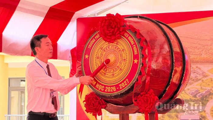 Thầy giáo Nguyễn Văn Tý, Hiệu trưởng Trường phổ thông nội trú tiểu học và THCS Hướng Phùng đánh trống khai trường - Ảnh: N.L