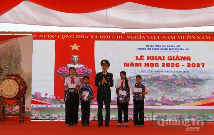 Đại diện lãnh đạo Ban Chỉ huy Bộ đội Biên phòng tỉnh trao quà tặng các em học sinh có hoàn cảnh khó khăn - Ảnh: X.P