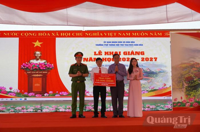 Đồng chí Nguyễn Đăng Quang, Phó Bí thư Tỉnh ủy, Chủ tịch HĐND tỉnh tặng quà Trường phổ thông nội trú tiểu học và THCS Dân Hóa - Ảnh: X.P