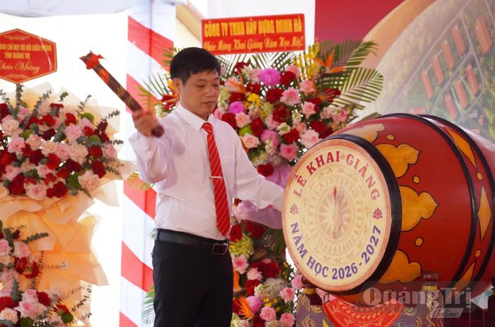 Đại diện lãnh đạo nhà trường thực hiện nghi thức đánh trống khai giảng - Ảnh: X.P