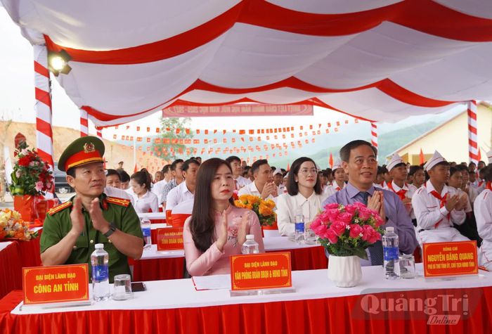 Đồng chí Nguyễn Đăng Quang, Phó Bí thư Tỉnh ủy, Chủ tịch HĐND tỉnh và các đại biểu dự lễ khai giảng - Ảnh: X.P