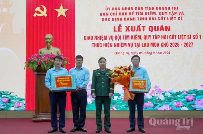 Đồng chí đại tá Trương Viết Hải, Phó Bí thư Thường trực Đảng ủy Quân sự, Chính ủy Bộ CHQS tỉnh, Phó trưởng Ban Thường trực Ban Chỉ đạo về tìm kiếm, quy tập và xác định danh tính hài cốt liệt sĩ tỉnh trao quà động viên cán bộ Đội tìm kiếm, quy tập hài cốt liệt sĩ số 1 - Ảnh: N.H