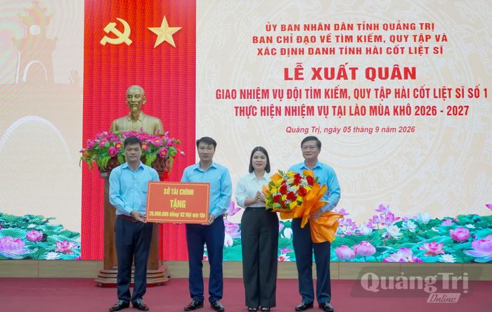 Đại diện lãnh đạo các đơn vị trao quà động viên Đội tìm kiếm, quy tập hài cốt liệt sĩ số 1 - Ảnh: N.H