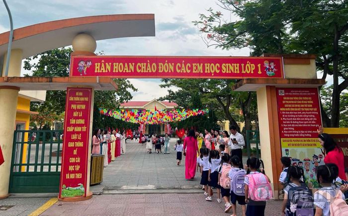 Trường tiểu học Đồng Thuận chào đón học sinh vào năm học mới - Ảnh: P.T