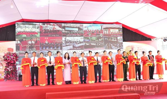 Các đồng chí lãnh đạo tỉnh và đại biểu cắt băng khánh thành Trường phổ thông nội trú tiểu học và THCS Đakrông - Ảnh: Đ.V