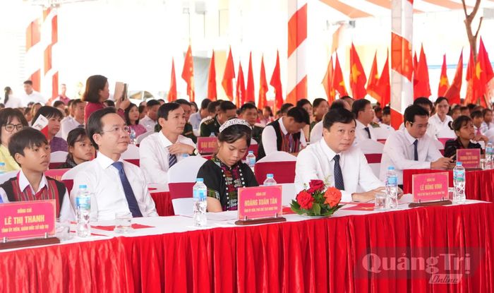 Các đại biểu tham dự lễ khai giảng - Ảnh: Đ.V