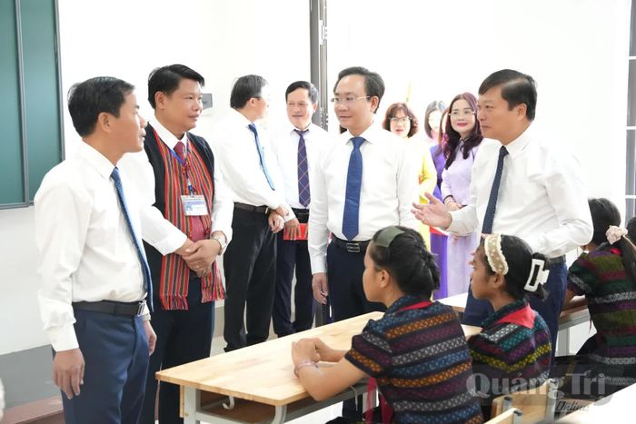 Các đồng chí lãnh đạo tỉnh và đại biểu tham quan, kiểm tra thực tế việc vận hành sinh hoạt nội trú của học sinh nhà trường - Ảnh: Đ.V