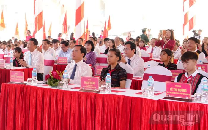 Các đại biểu tham dự lễ khai giảng - Ảnh: Đ.V