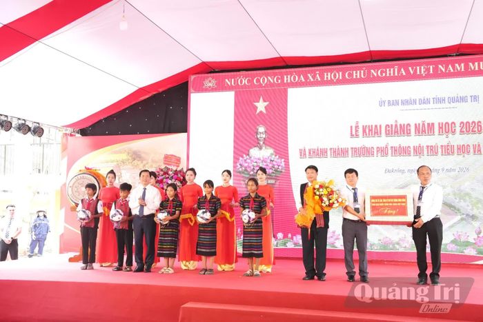 Đồng chí Nguyễn Văn Phương, Bí thư Tỉnh ủy trao quà của đồng chí Tổng Bí thư, Chủ tịch nước Tô Lâm cho thầy trò Trường phổ thông nội trú tiểu học và THCS Đakrông - Ảnh: Đ.V