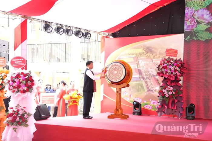 Hiệu trưởng Trường phổ thông nội trú tiểu học và THCS Đakrông thực hiện nghi thức đánh trống khai giảng năm học 2026-2027 - Ảnh: Đ.V