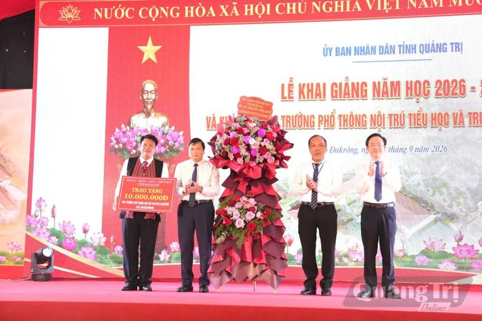 Đồng chí Lê Hồng Vinh, Chủ tịch UBND tỉnh trao quà của Tỉnh ủy, HĐND, UBND, Ủy ban MTTQ Việt Nam tỉnh tặng Trường phổ thông nội trú tiểu học và THCS Đakrông nhân dịp năm học mới - Ảnh: Đ.V