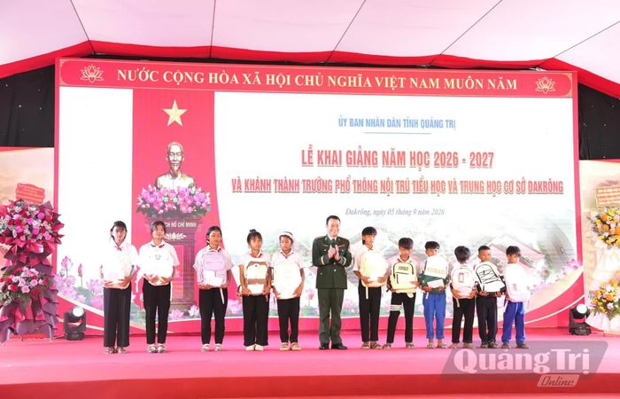 Ban Chỉ huy Bộ đội Biên phòng tỉnh trao quà tặng các em học sinh Trường phổ thông nội trú tiểu học và THCS Đakrông - Ảnh: Đ.V