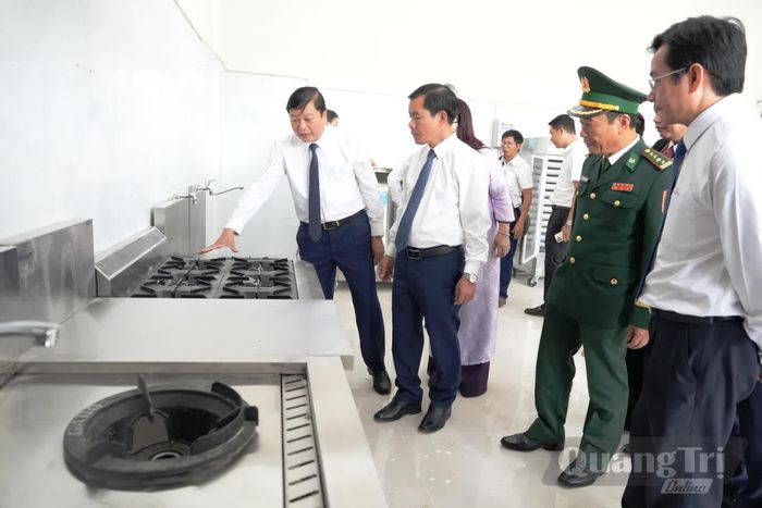 Các đồng chí lãnh đạo tỉnh và đại biểu tham quan, kiểm tra thực tế việc vận hành sinh hoạt nội trú của học sinh nhà trường - Ảnh: Đ.V