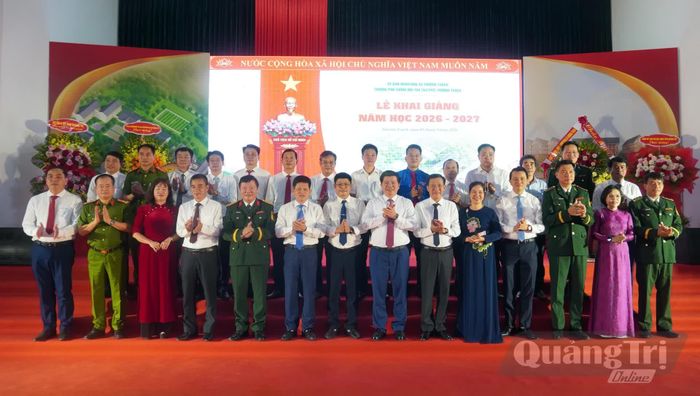 Đồng chí Trần Vũ Khiêm, Phó Bí thư Thường trực Tỉnh ủy, Trưởng đoàn đại biểu Quốc hội tỉnh và các đại biểu chụp ảnh lưu niệm cùng cán bộ, giáo viên nhà trường - Ảnh: N.M