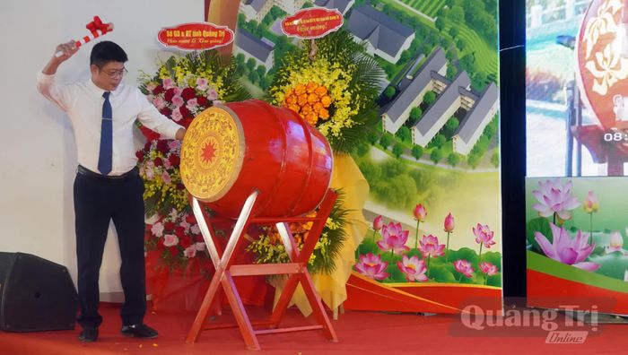 Thầy giáo Hoàng Đức Hòa, Hiệu trưởng Trường phổ thông nội trú tiểu học và THCS đánh trống khai giảng năm học mới - Ảnh: N.M