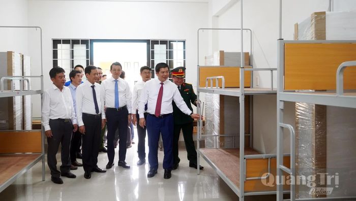 Đồng chí Trần Vũ Khiêm, Phó Bí thư Thường trực Tỉnh ủy, Trưởng đoàn đại biểu Quốc hội tỉnh và các đại biểu tham quan khu nhà nội trú học sinh - Ảnh: N.M