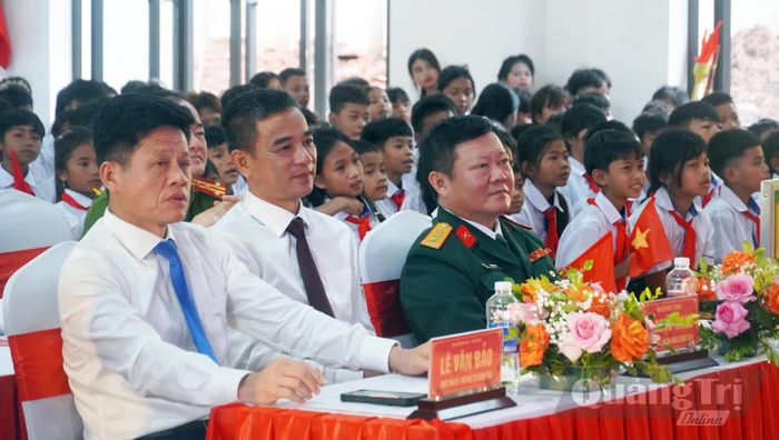 Đồng chí Lê Văn Bảo, Phó Chủ tịch UBND tỉnh và các đại biểu tham dự lễ khai giảng - Ảnh: N.M