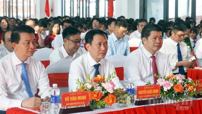 Các đại biểu tham dự lễ khai giảng - Ảnh: N.M