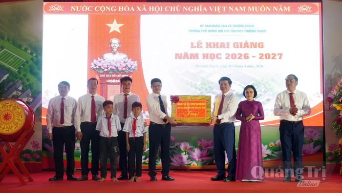 Đồng chí Trần Vũ Khiêm, Phó Bí thư Thường trực Tỉnh ủy, Trưởng đoàn đại biểu Quốc hội tỉnh trao quà của đồng chí Tổng Bí thư, Chủ tịch nước Tô Lâm cho nhà trường - Ảnh: N.M