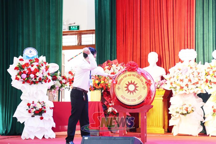 Lãnh đạo nhà trường đánh trống khai giảng năm học mới.