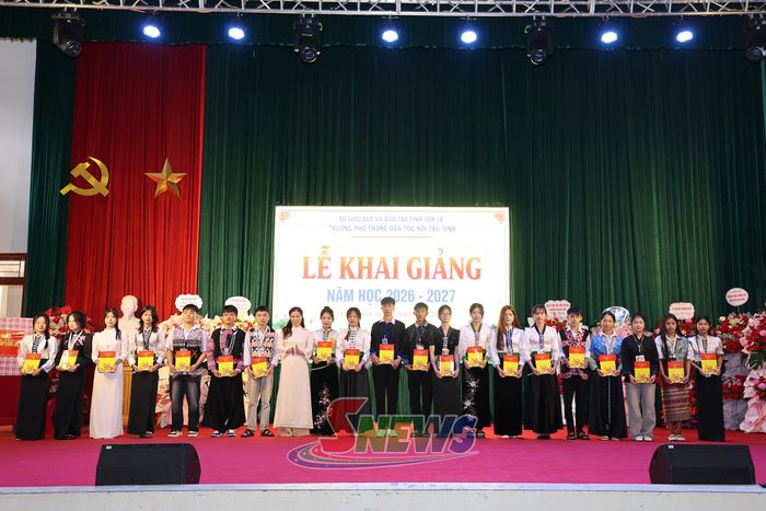 Hội Khuyến học tỉnh trao tặng học bổng "Cùng em đến trường" cho các học sinh có hoàn cảnh khó khăn.