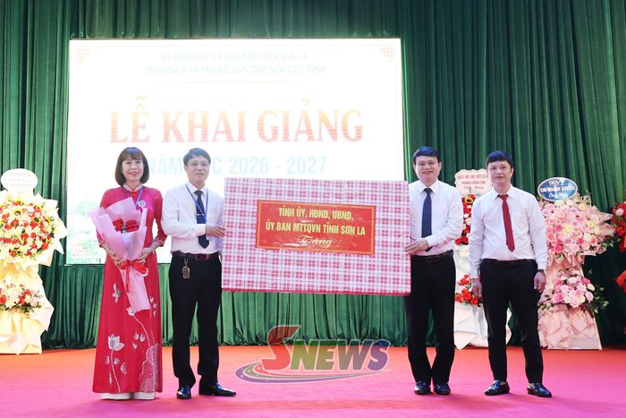 Đồng chí Đặng Ngọc Hậu, Phó Chủ tịch UBND tỉnh, chuyển trao quà của tỉnh cho nhà trường nhân dịp khai giảng.