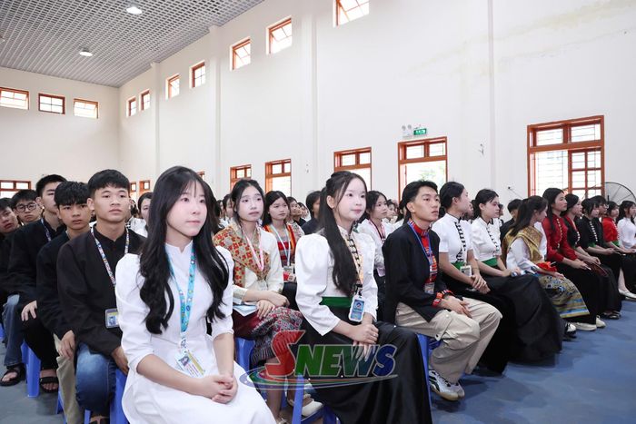 Học sinh dự lễ khai giảng.
