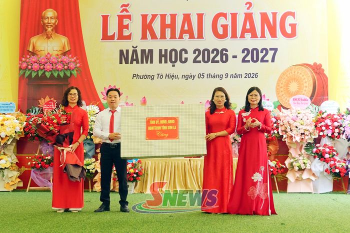 Đồng chí Hà Thị Ngọc Yến, Giám đốc Sở Khoa học và Công nghệ, trao quà của Tỉnh uỷ, HĐND, UBND, Uỷ ban MTTQ Việt Nam tỉnh cho nhà trường.